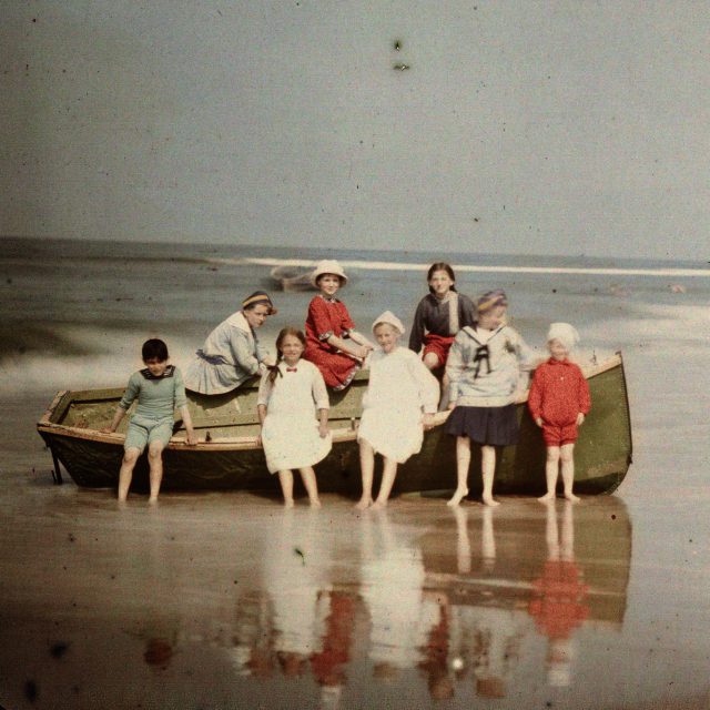 Acht kinderen bij een sloep aan het strand, Adolphe Burdet uit de collectie van het Rijksmuseum Acht kinderen bij een sloep aan het strand, Adolphe Burdet uit de collectie van het Rijksmuseum