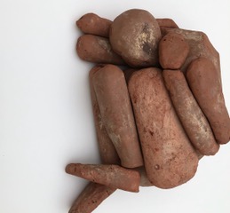 Beeld van Anthony Gormley uit ‘Ground’